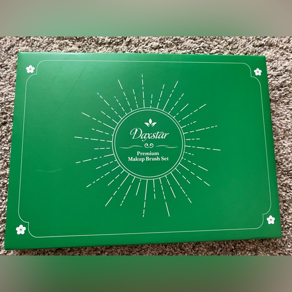 NWT MAKEUP BRUSH SET - Picture 2 of 2